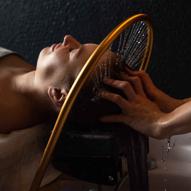 Head spa : massage du cuir chevelu sous une pluie d'eau tiède