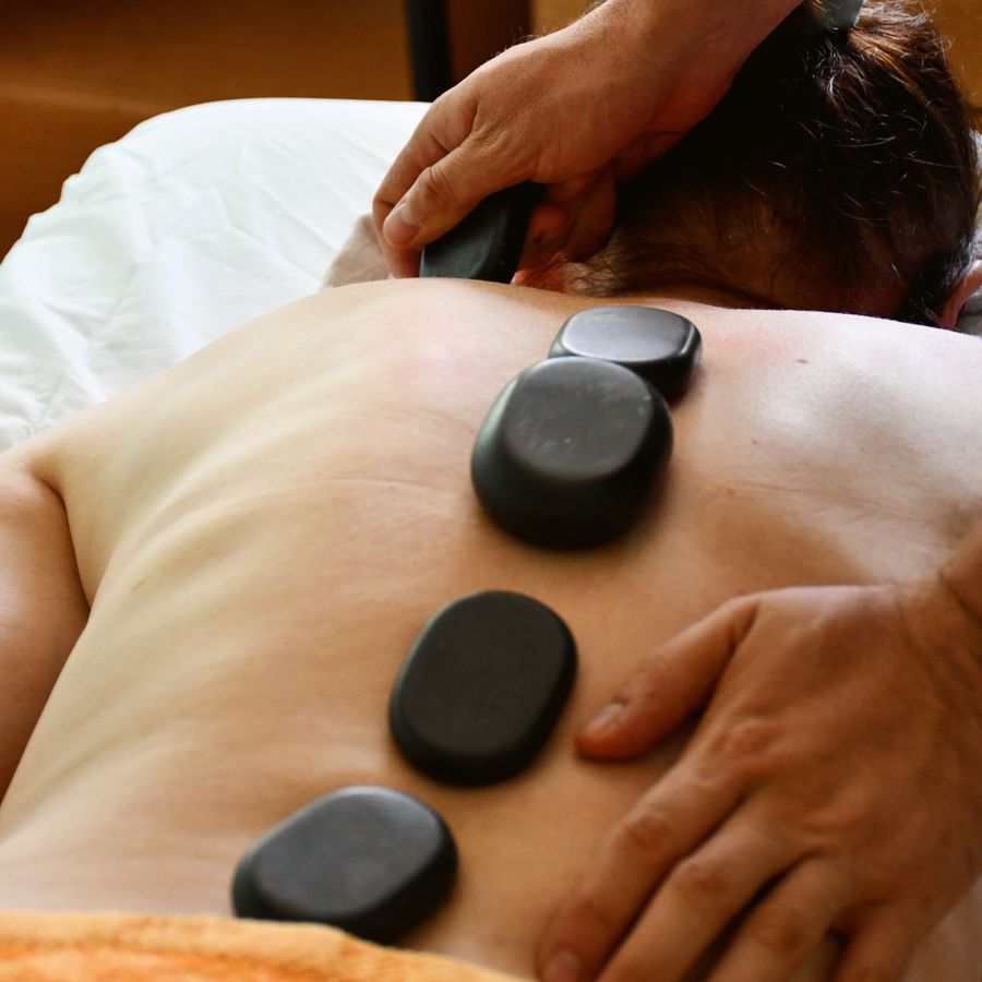 Massage du dos avec pierres